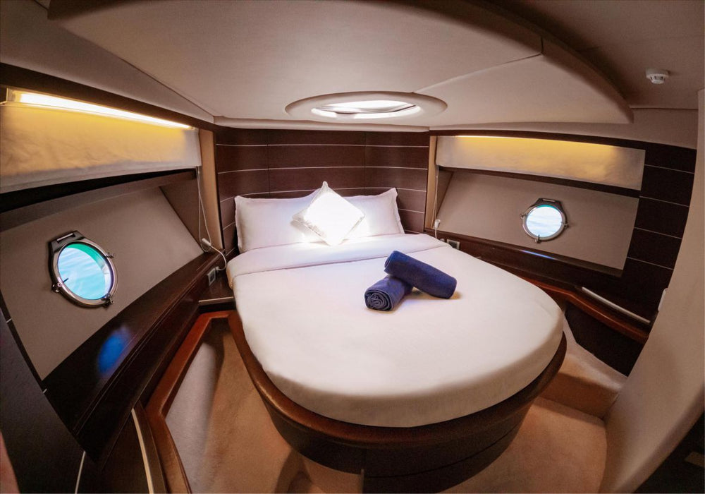Sura 68ft(21m) Yacht Rental