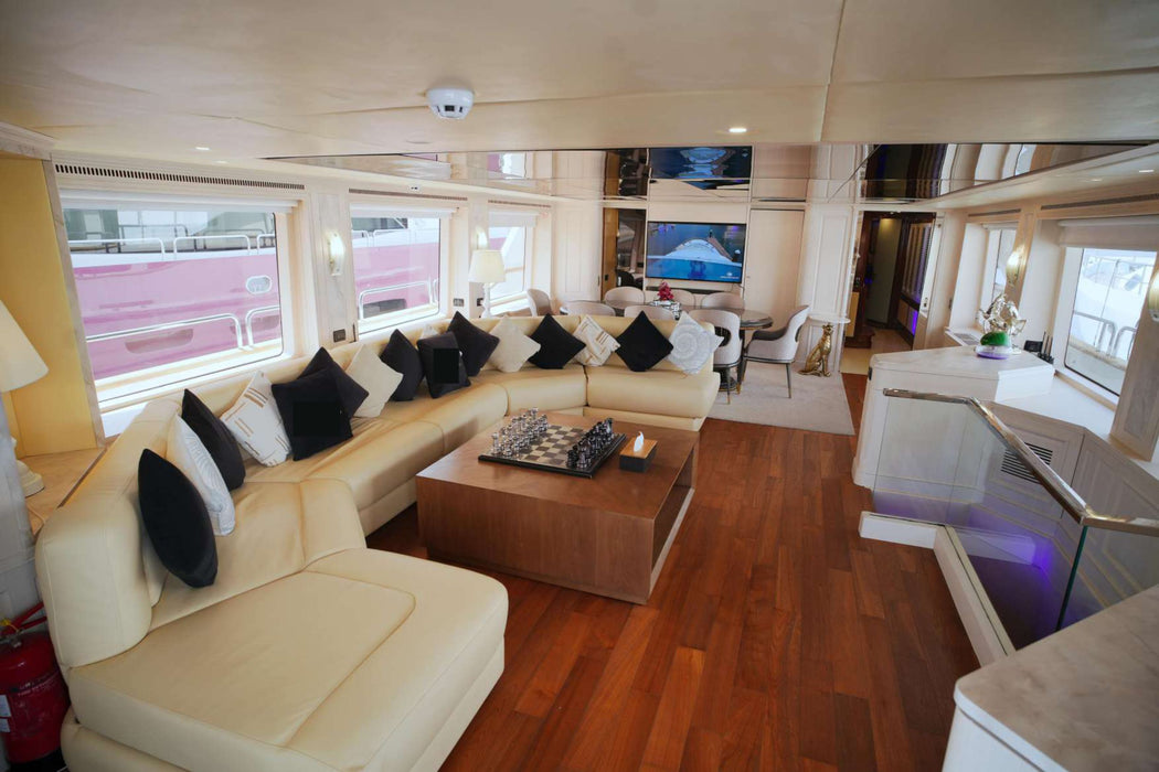 Benetti Tripple Deck 125ft(38m) Yacht Rental