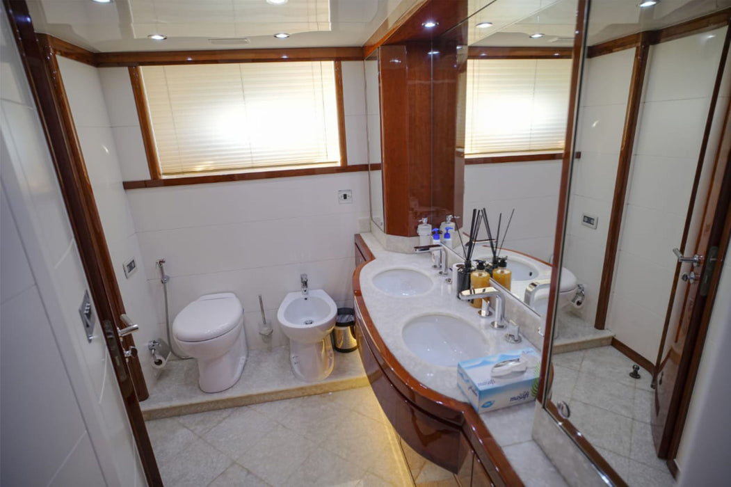 Majesty 88ft(27m) Yacht Rental