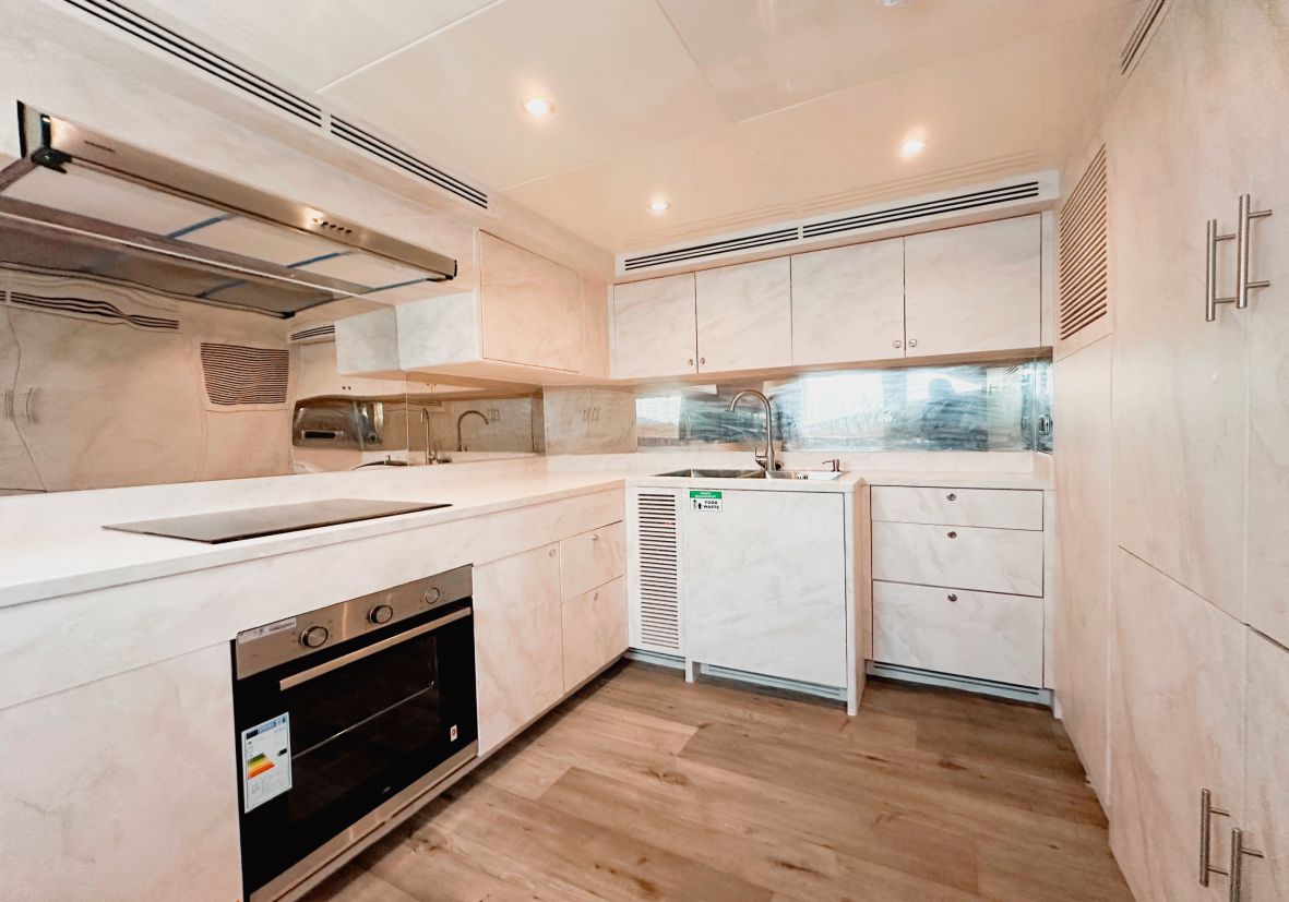 Formula 1 Abu Dhabi Yachts - F1 Abu Dhabi Yacht Rental 110ft - Flame Yacht Rental in dubai