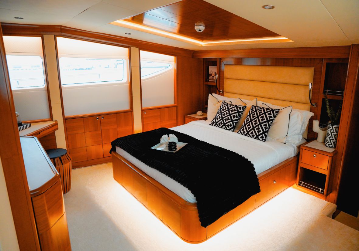 Formula 1 Abu Dhabi Yachts - F1 Abu Dhabi Yacht Rental 110ft - Flame Yacht Rental in dubai